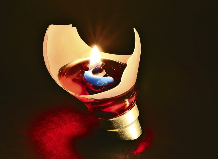 Haute vitesse Flash High speed Image figée Eclats de verre Explosion