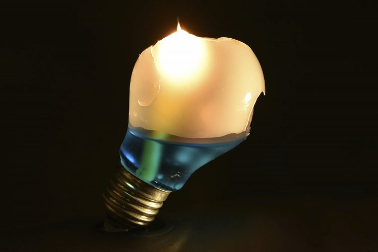 Haute vitesse Flash High speed Image figée Eclats de verre Explosion