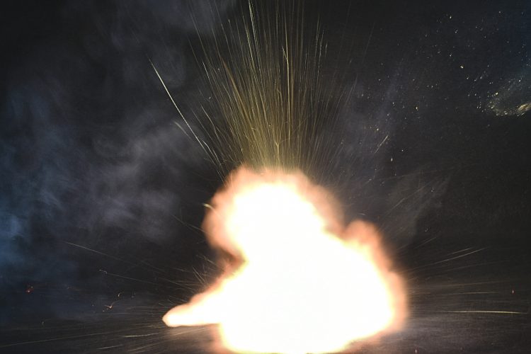 Haute vitesse Flash High speed Image figée Eclats de verre Explosion