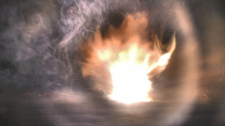 Haute vitesse Flash High speed Image figée Eclats de verre Explosion