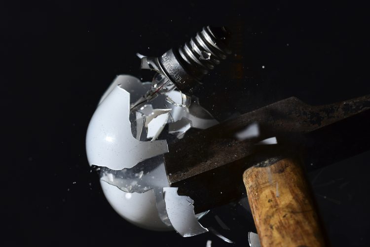 Haute vitesse Flash High speed Image figée Eclats de verre Explosion