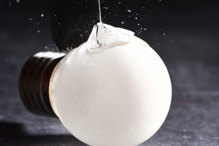 Haute vitesse Flash High speed Image figée Eclats de verre Explosion