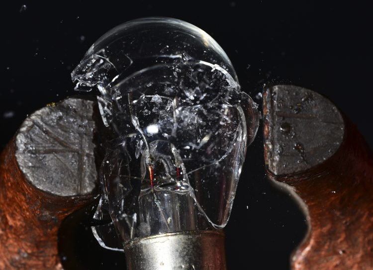 Haute vitesse Flash High speed Image figée Eclats de verre Explosion