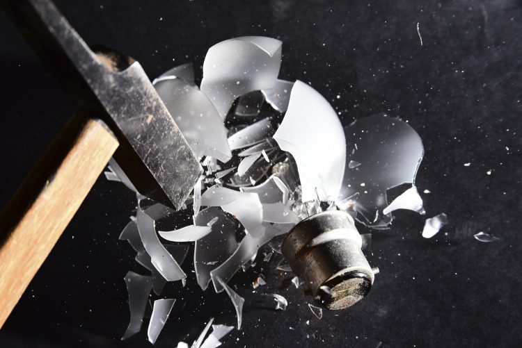 Haute vitesse Flash High speed Image figée Eclats de verre Explosion