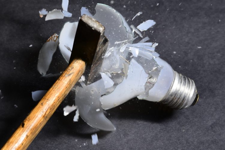 Haute vitesse Flash High speed Image figée Eclats de verre Explosion