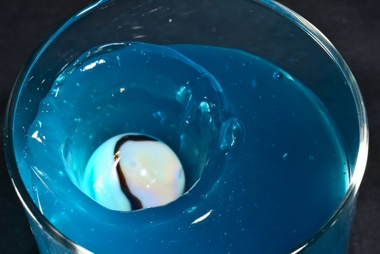 Haute vitesse Flash High speed Image figée Eclats de verre Explosion