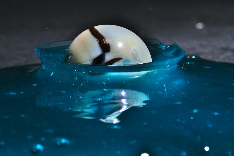 Haute vitesse Flash High speed Image figée Eclats de verre Explosion