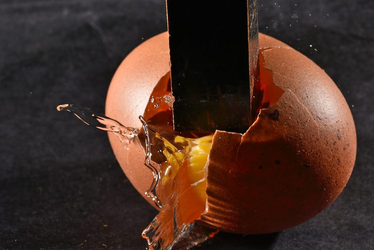 Haute vitesse Flash High speed Image figée Eclats de verre Explosion