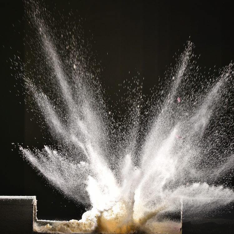 Haute vitesse Flash High speed Image figée Eclats de verre Explosion
