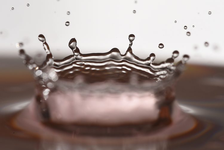 Haute vitesse Flash High speed Image figée Eclats de verre Explosion