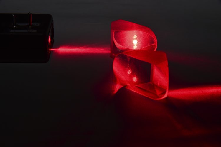 Haute vitesse Flash High speed Image figée Eclats de verre Explosion