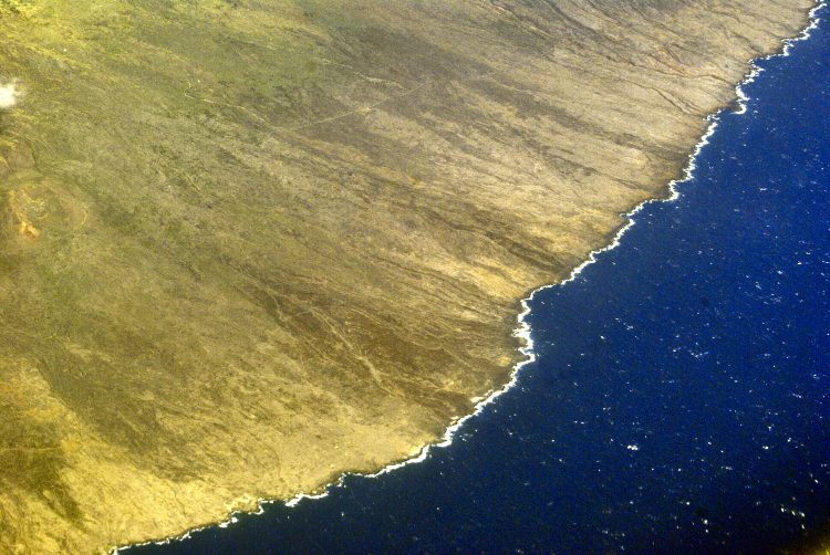 Hawaï Avion vue aérienne hublot voyage côte déserte