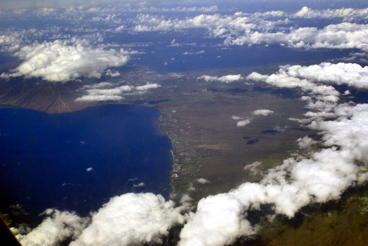 Maui Avion vue aérienne hublot voyage côte déserte