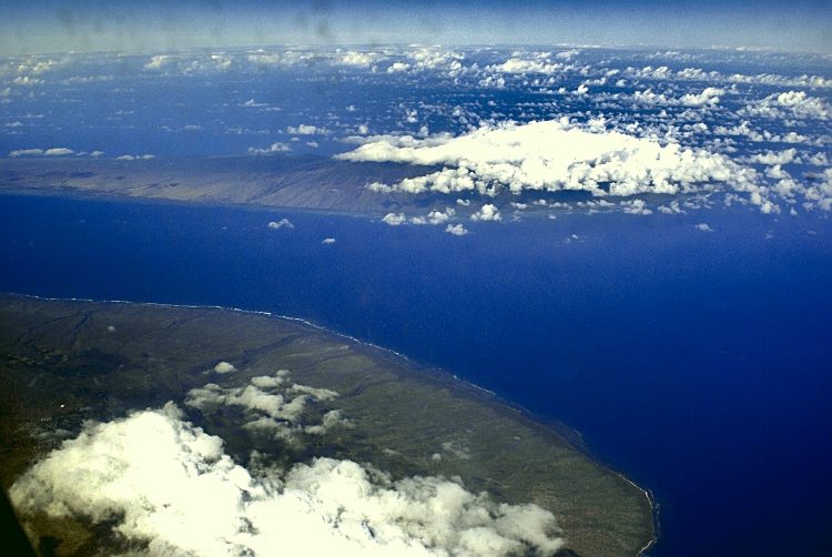 Lanaï Molokaï Avion vue aérienne hublot voyage côte déserte