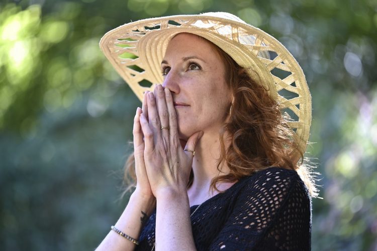 Portrait Contre-jour Capeline Chapeau Rousse Jeune femme Flash Réflecteur