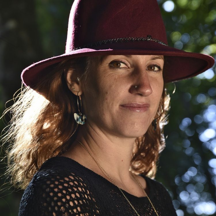 Portrait Contre-jour Capeline Chapeau Rousse Jeune femme Flash Réflecteur