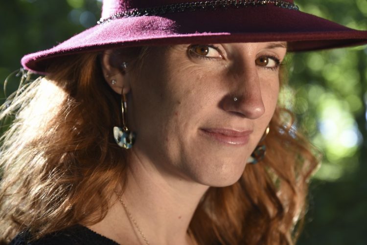Portrait Contre-jour Capeline Chapeau Rousse Jeune femme Flash Réflecteur