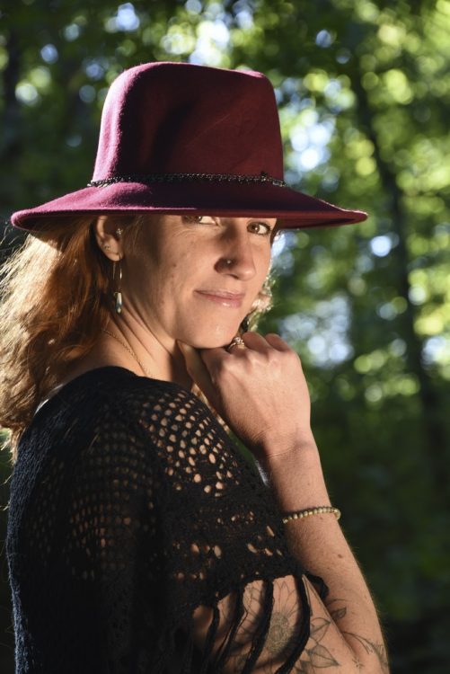 Portrait Contre-jour Capeline Chapeau Rousse Jeune femme Flash Réflecteur