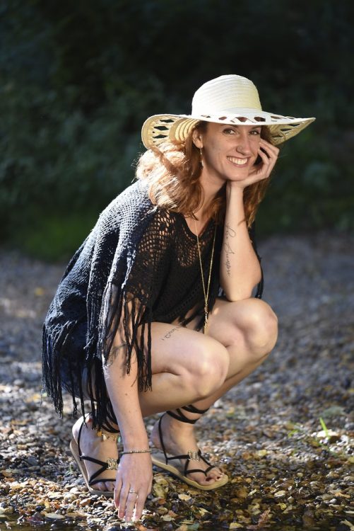 Portrait Contre-jour Capeline Chapeau Rousse Jeune femme Flash Réflecteur