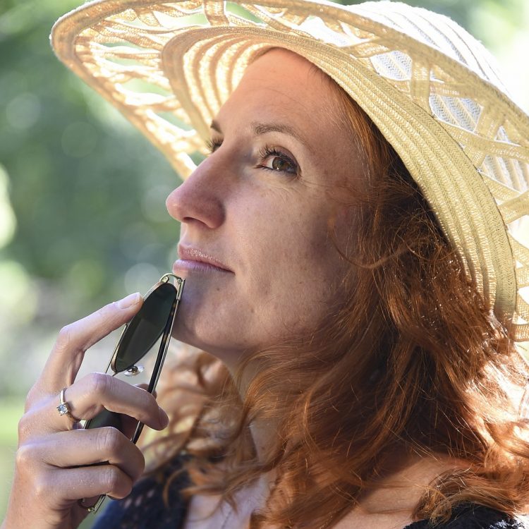 Portrait Contre-jour Capeline Chapeau Rousse Jeune femme Flash Réflecteur
