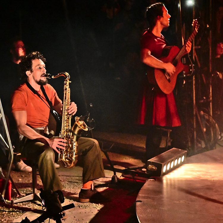 Spectacle Ocho Cirque Baraka Boulazac Lamoura Arts du cirque Circassien