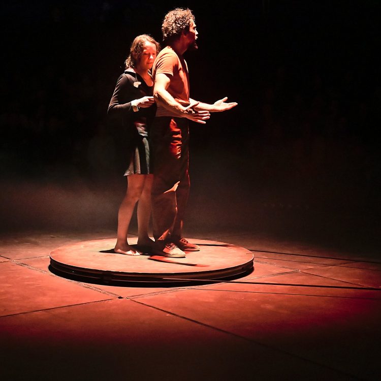 Spectacle Ocho Cirque Baraka Boulazac Lamoura Arts du cirque Circassien