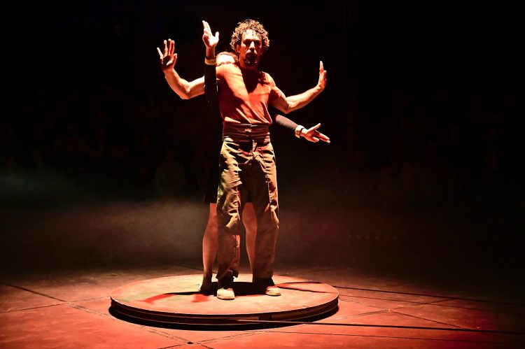 Spectacle Ocho Cirque Baraka Boulazac Lamoura Arts du cirque Circassien