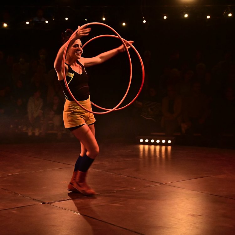 Spectacle Ocho Cirque Baraka Boulazac Lamoura Arts du cirque Circassien