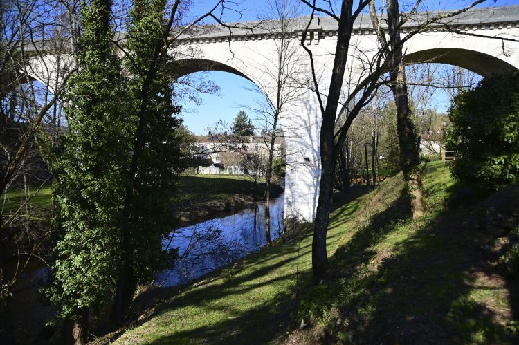Voie Verte, VTT, Périgord vert, Saint Pardoux-la-Rivière, Thiviers, Ponts, Viaducs, Ruisseaux, la Côle, la Dronne, ouvrages d'art, voie ferrée désaffectée, promeneurs, étangs