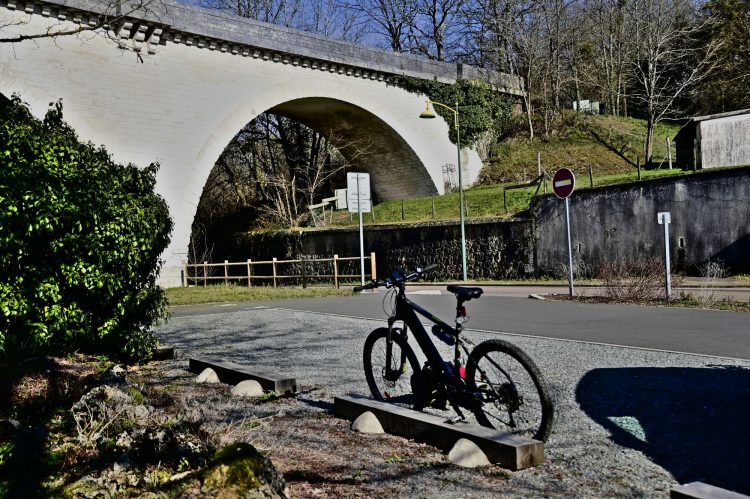 Voie Verte, VTT, Périgord vert, Saint Pardoux-la-Rivière, Thiviers, Ponts, Viaducs, Ruisseaux, la Côle, la Dronne, ouvrages d'art, voie ferrée désaffectée, promeneurs, étangs