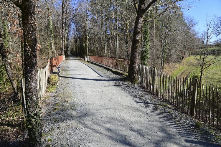 Voie Verte, VTT, Périgord vert, Saint Pardoux-la-Rivière, Thiviers, Ponts, Viaducs, Ruisseaux, la Côle, la Dronne, ouvrages d'art, voie ferrée désaffectée, promeneurs, étangs
