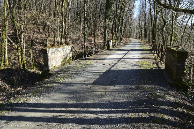 Voie Verte, VTT, Périgord vert, Saint Pardoux-la-Rivière, Thiviers, Ponts, Viaducs, Ruisseaux, la Côle, la Dronne, ouvrages d'art, voie ferrée désaffectée, promeneurs, étangs