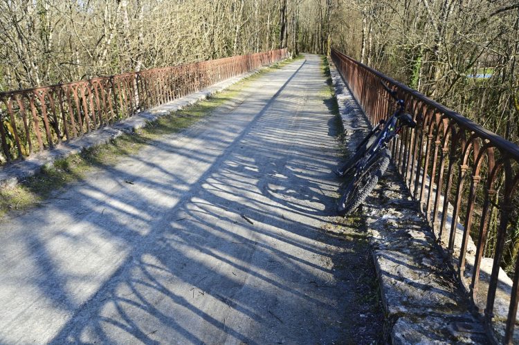 Voie Verte, VTT, Périgord vert, Saint Pardoux-la-Rivière, Thiviers, Ponts, Viaducs, Ruisseaux, la Côle, la Dronne, ouvrages d'art, voie ferrée désaffectée, promeneurs, étangs