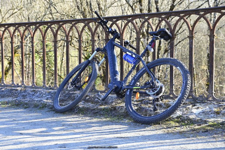 Voie Verte, VTT, Périgord vert, Saint Pardoux-la-Rivière, Thiviers, Ponts, Viaducs, Ruisseaux, la Côle, la Dronne, ouvrages d'art, voie ferrée désaffectée, promeneurs, étangs