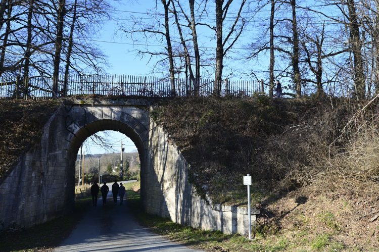 Voie Verte, VTT, Périgord vert, Saint Pardoux-la-Rivière, Thiviers, Ponts, Viaducs, Ruisseaux, la Côle, la Dronne, ouvrages d'art, voie ferrée désaffectée, promeneurs, étangs