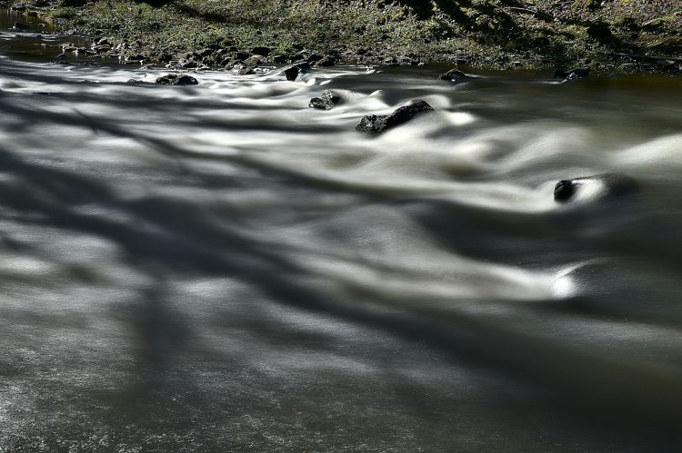 Pose longue, rivière, écume