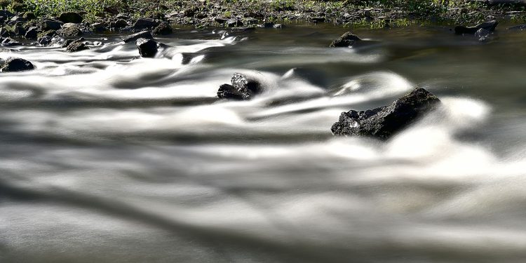 Pose longue, rivière, écume