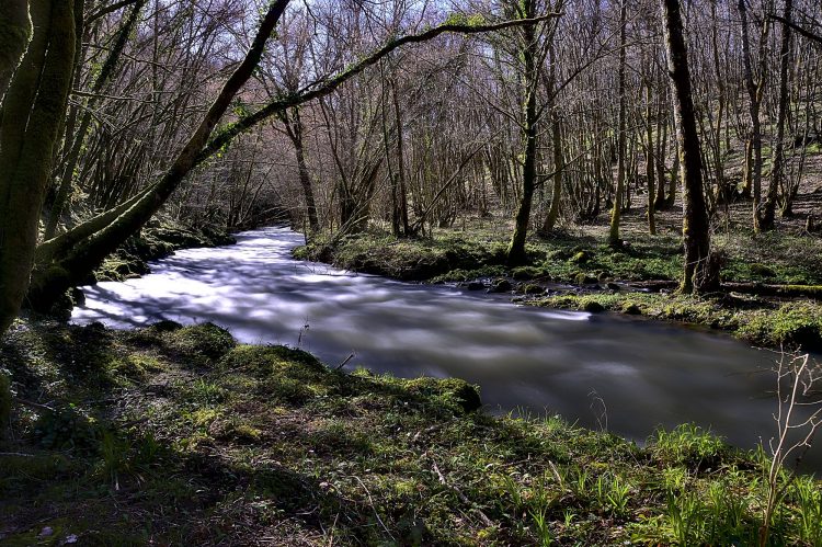 Pose longue, rivière, écume