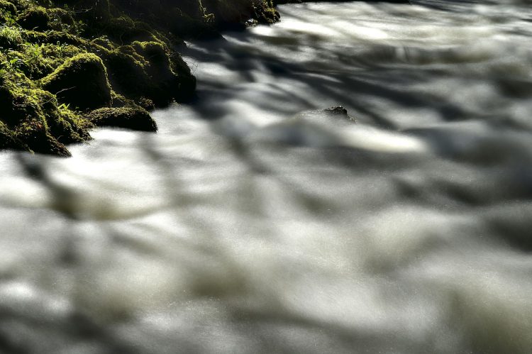 Pose longue, rivière, écume