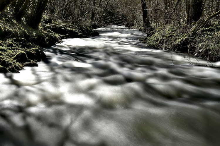 Pose longue, rivière, écume