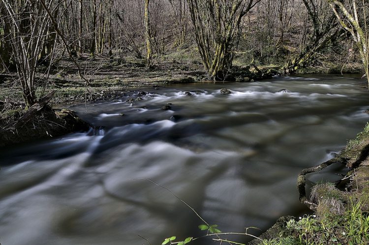 Pose longue, rivière, écume