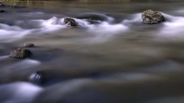 Pose longue, rivière, écume