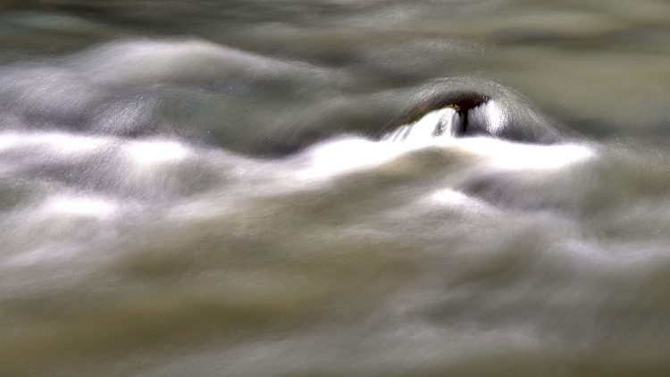 Pose longue, rivière, écume