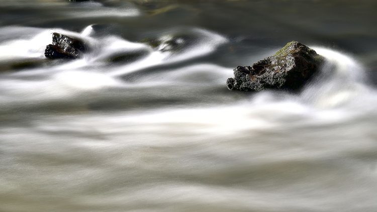 Pose longue, rivière, écume