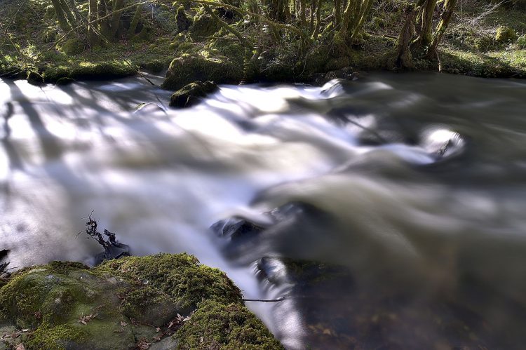 Pose longue, rivière, écume