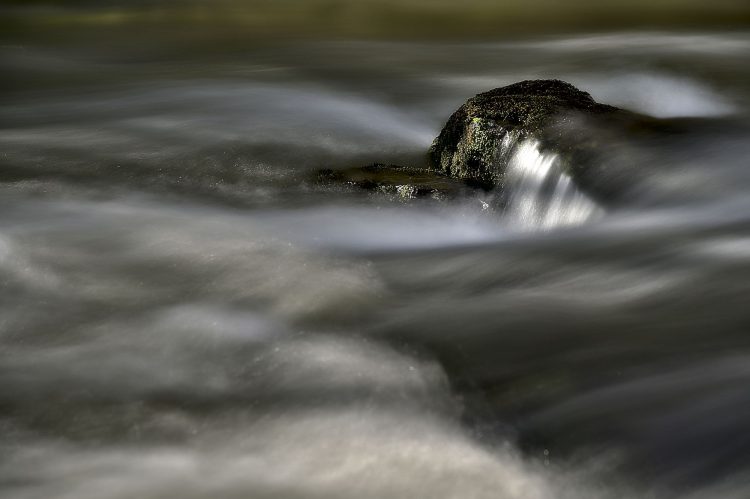 Pose longue, rivière, écume