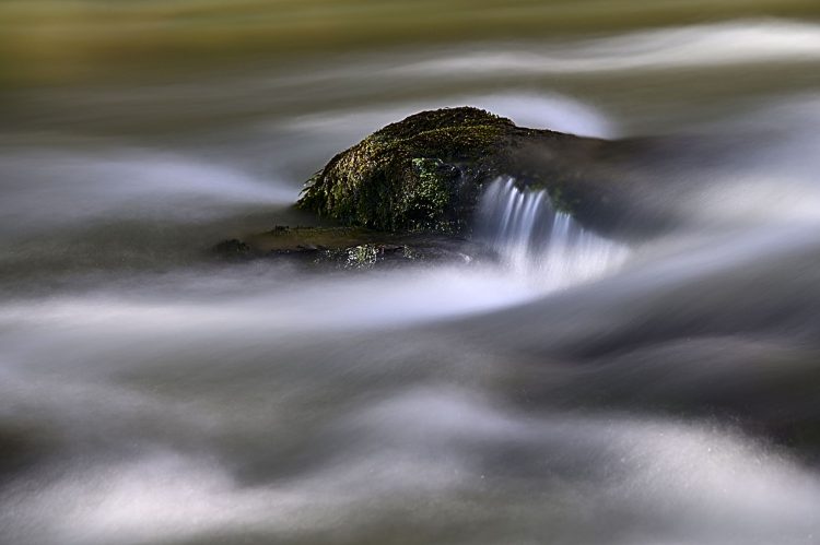 Pose longue, rivière, écume