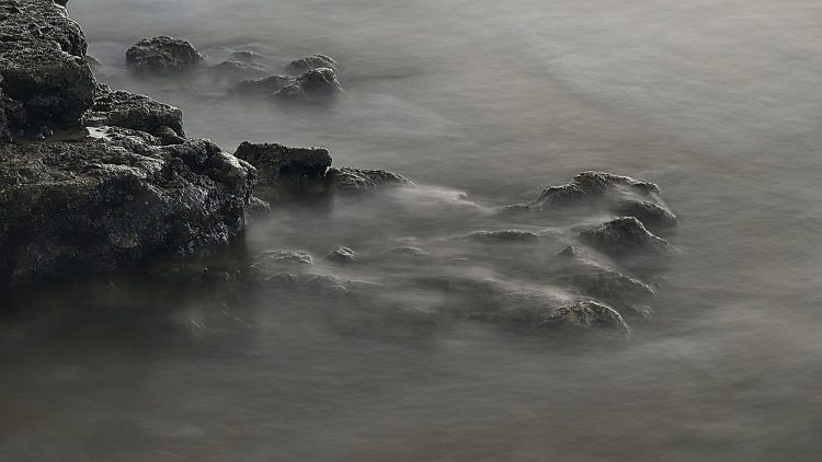 Écume sur les rochers