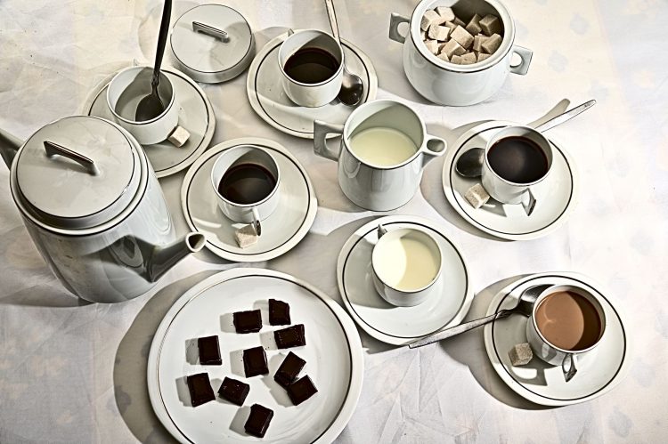 Le petit doigt levé...