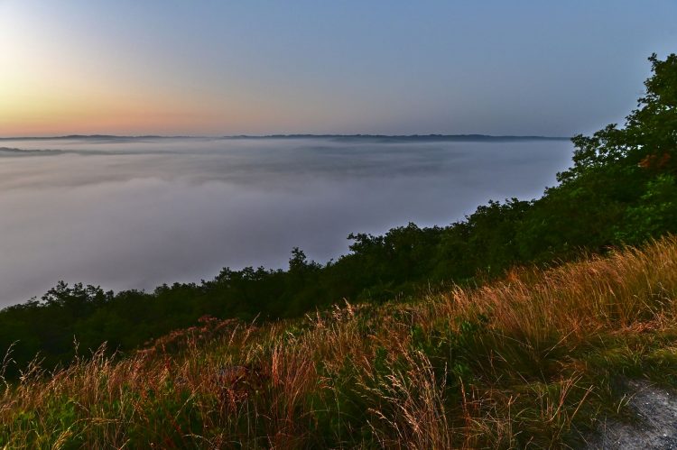 lever du soleil, sunrise, Vallée de la Vézère, mer de nuages, brouillard